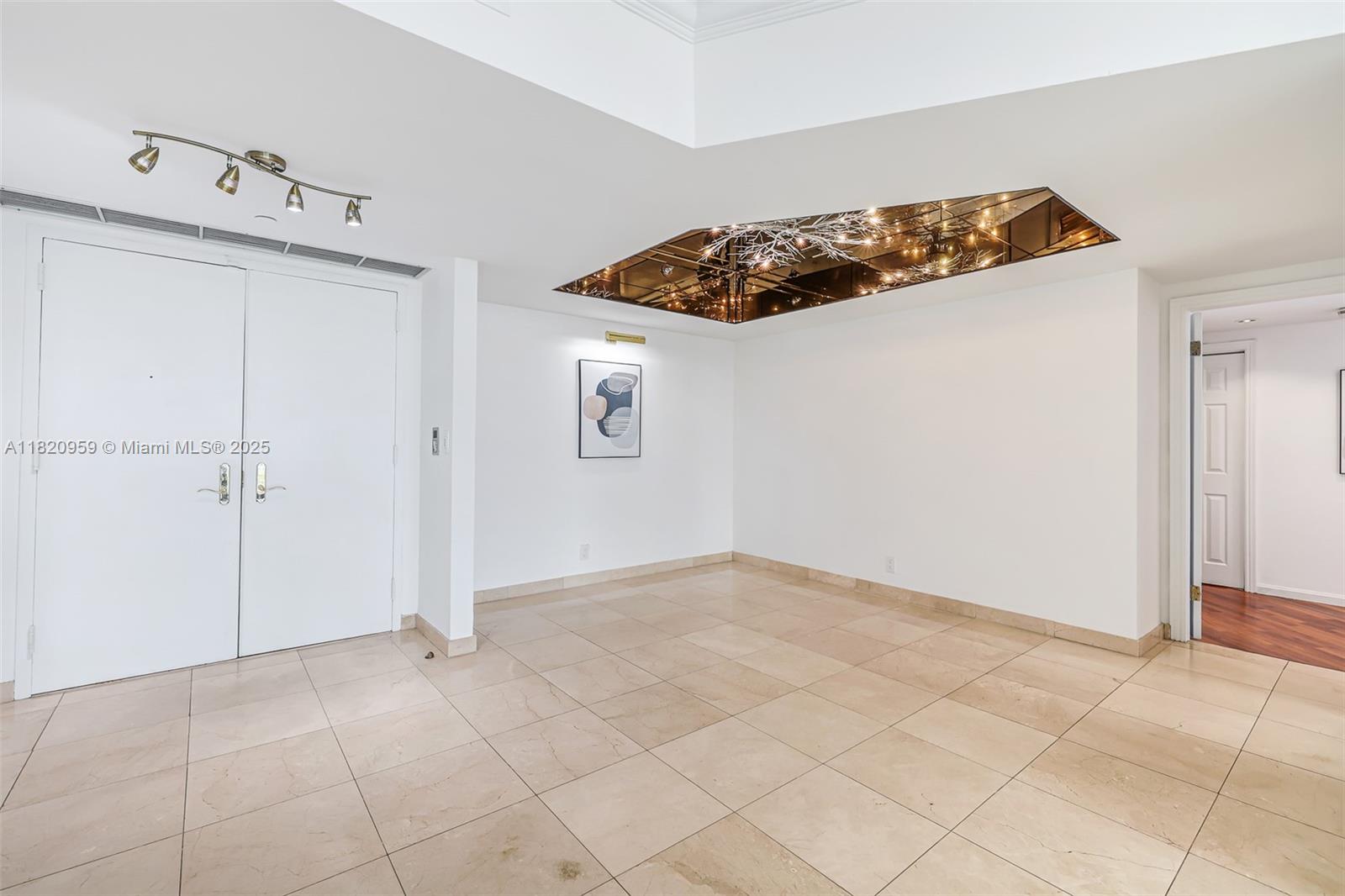 HAMPTONS WEST CONDO - Residential