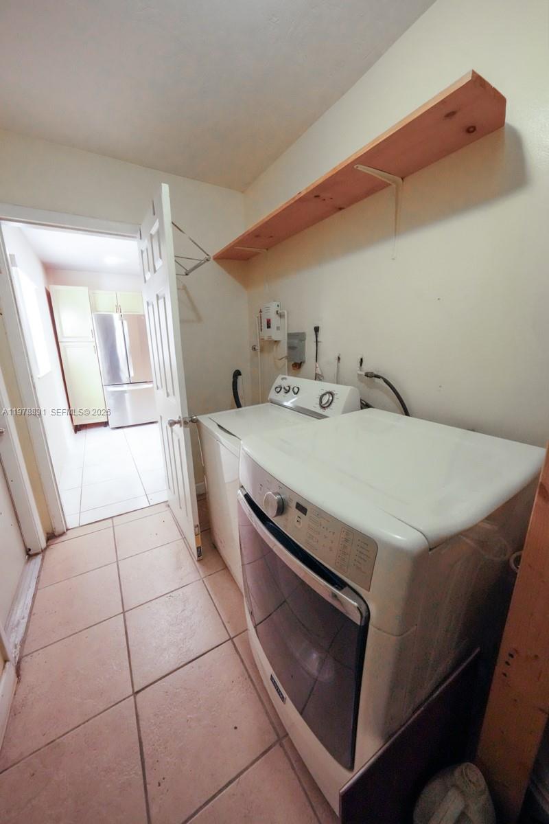 CAROL CITY LAKE STEVEN ES - Residential