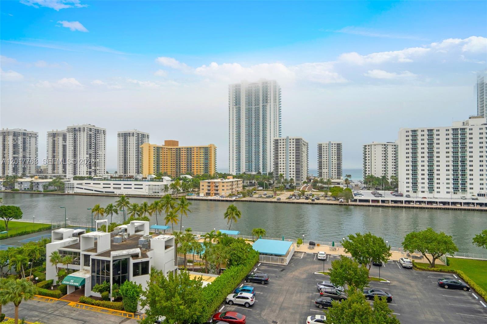 800 Parkview Dr 906