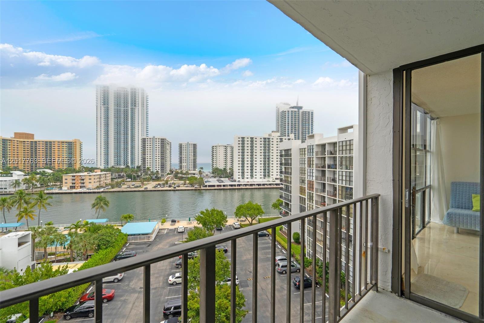 800 Parkview Dr 906