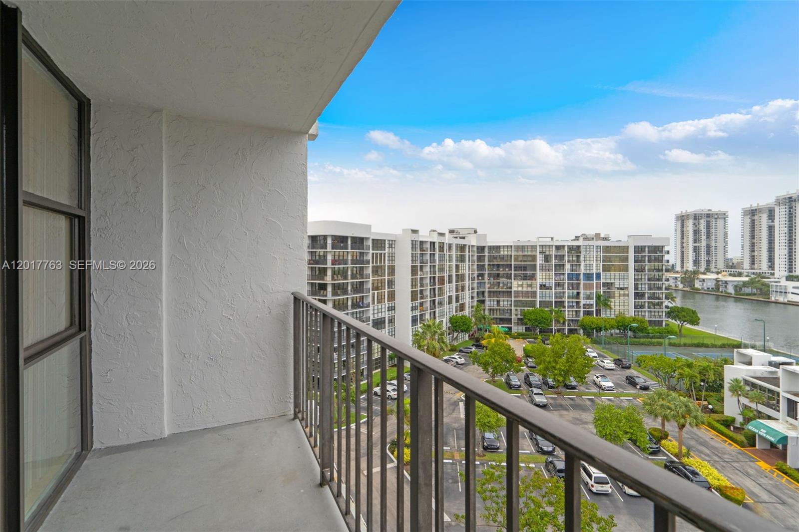 800 Parkview Dr 906