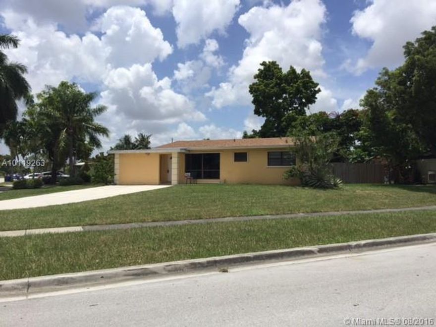 NICE SINGLE FAMILY HOUSE.  COME AND ENJOY THE GREAT CORNER LOT WITH A NICE BACK YARD, COMPLETLY FENCED.  RENOVATED KITCHEN, AND ADDITIONAL FAMILY ROOM.  AMPLE PARKING SPACE. CALL AGENT FOR APPOINTMENTS NOW.  EASY TO SHOW IT.