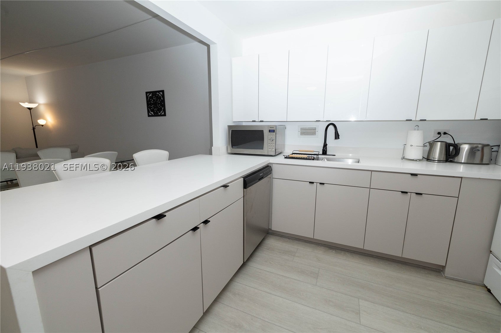 2301 Collins Ave 423
