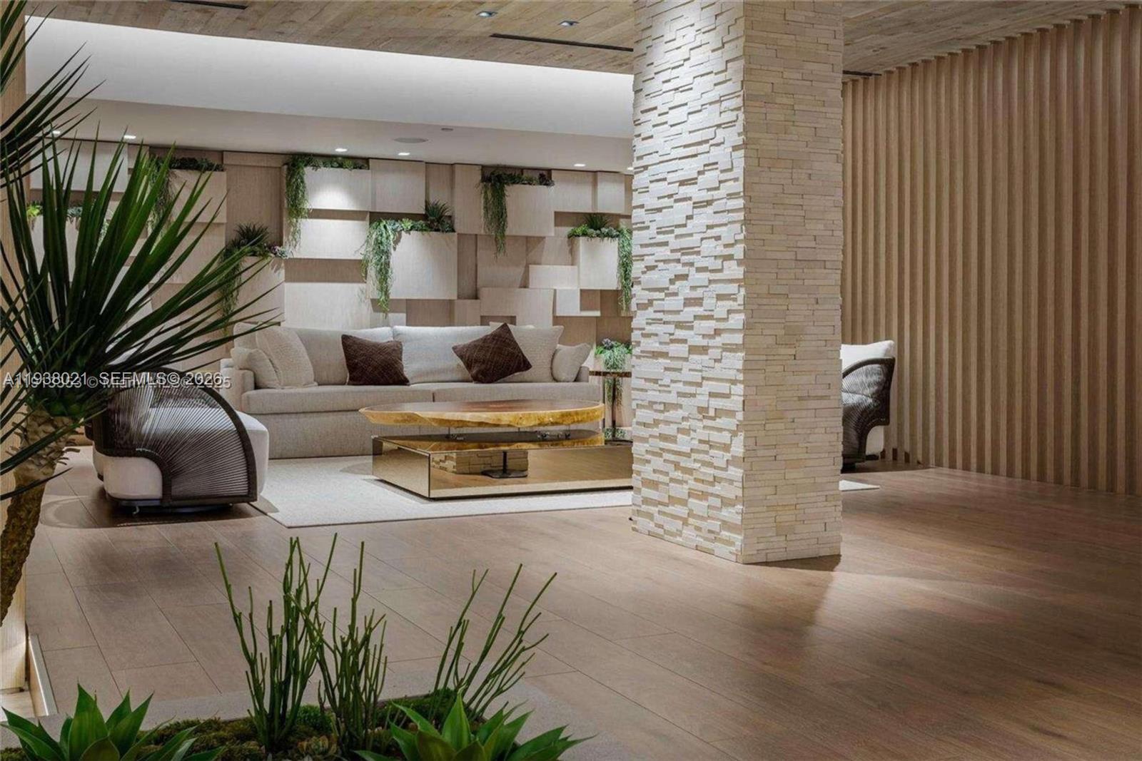 Roney Palace - Residential