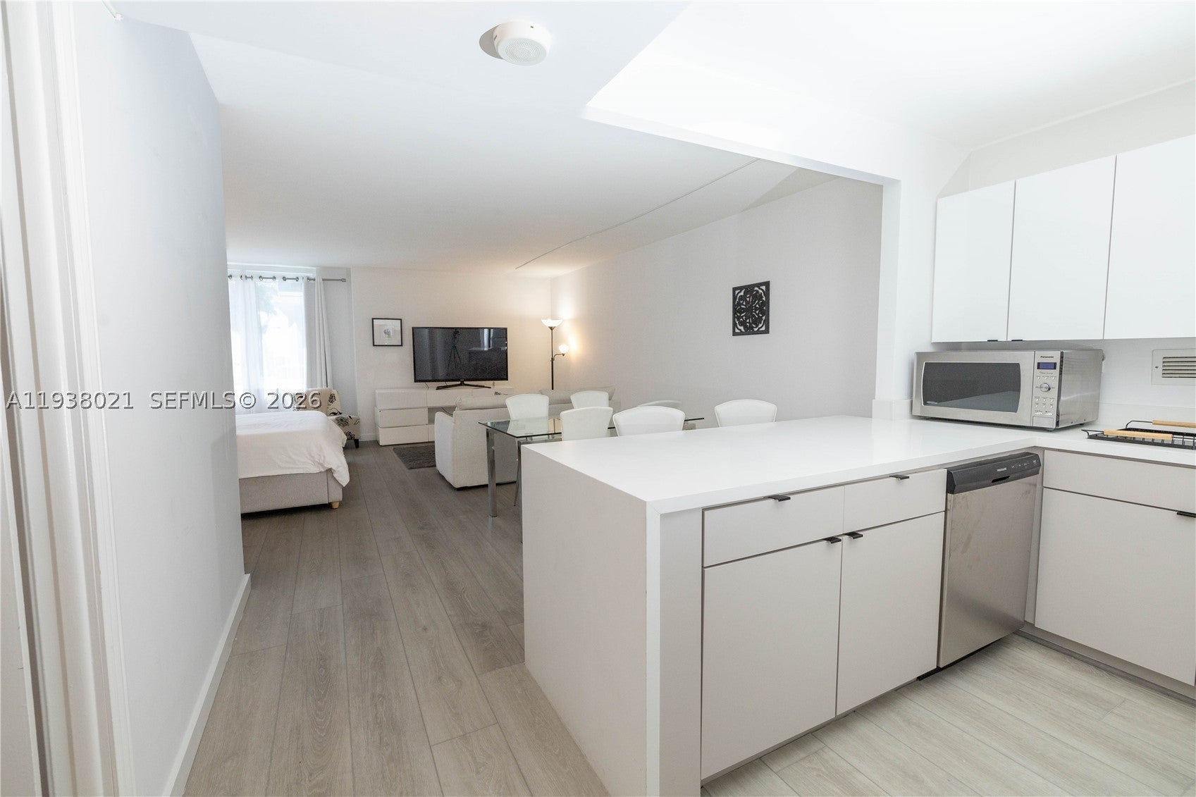 2301 Collins Ave 423