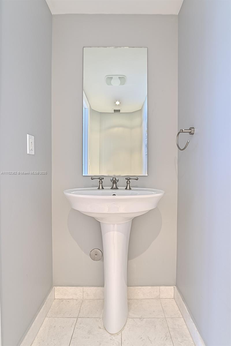 DIPLOMAT OCEANFRONT RESID - Residential