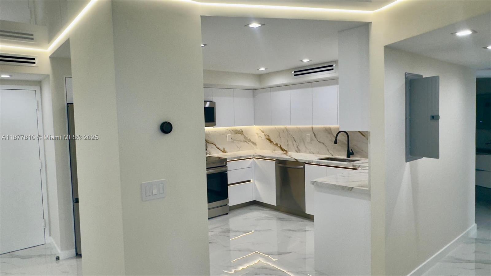 MYSTIC POINTE TOWER 400 C - Residential