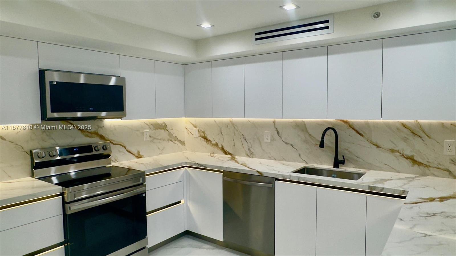 MYSTIC POINTE TOWER 400 C - Residential