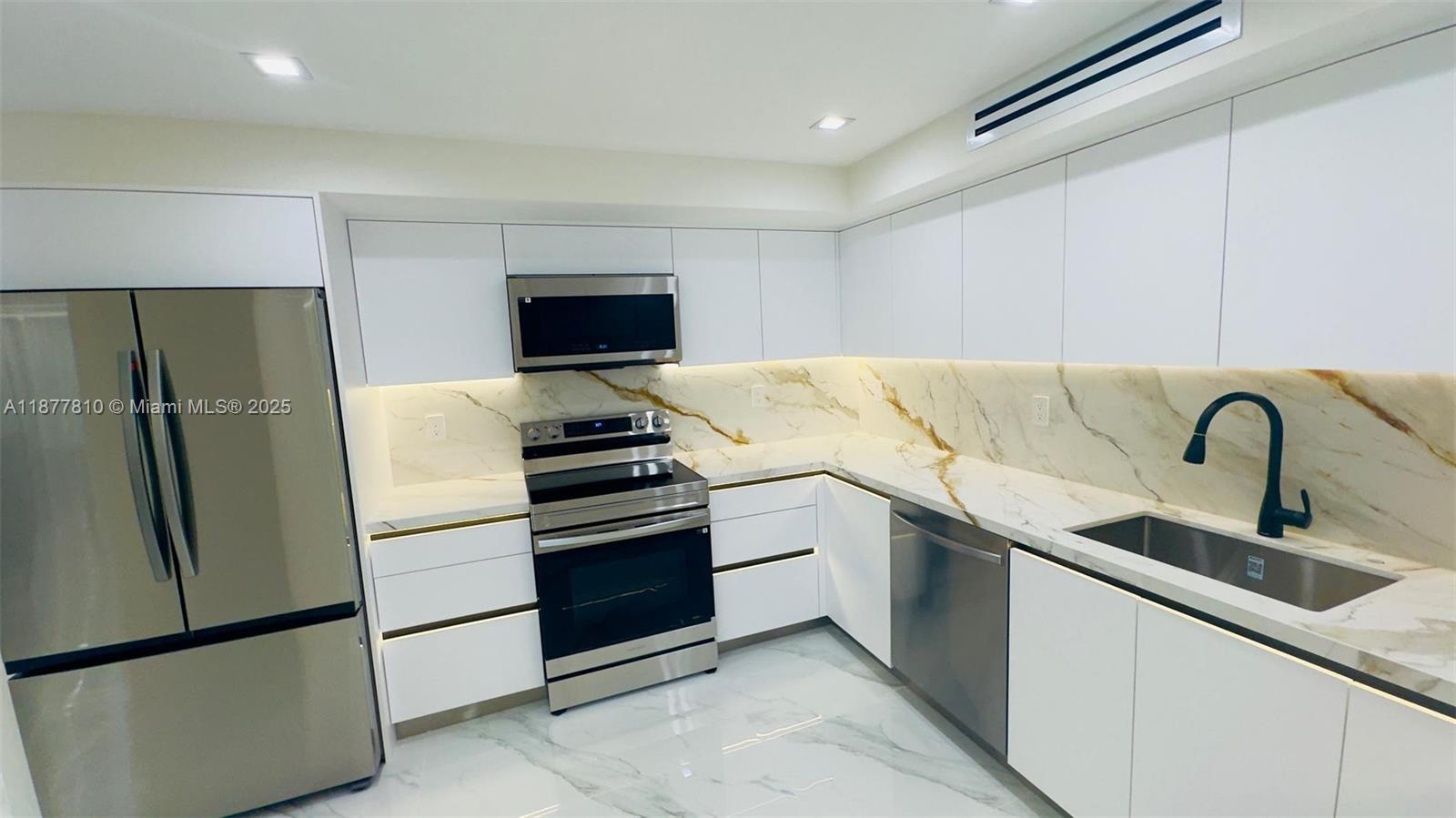 MYSTIC POINTE TOWER 400 C - Residential