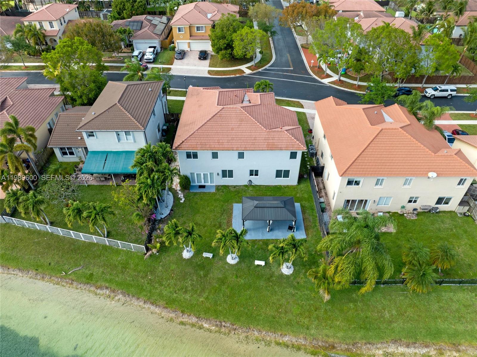 FLORIDIAN BAY ESTATES - Residential