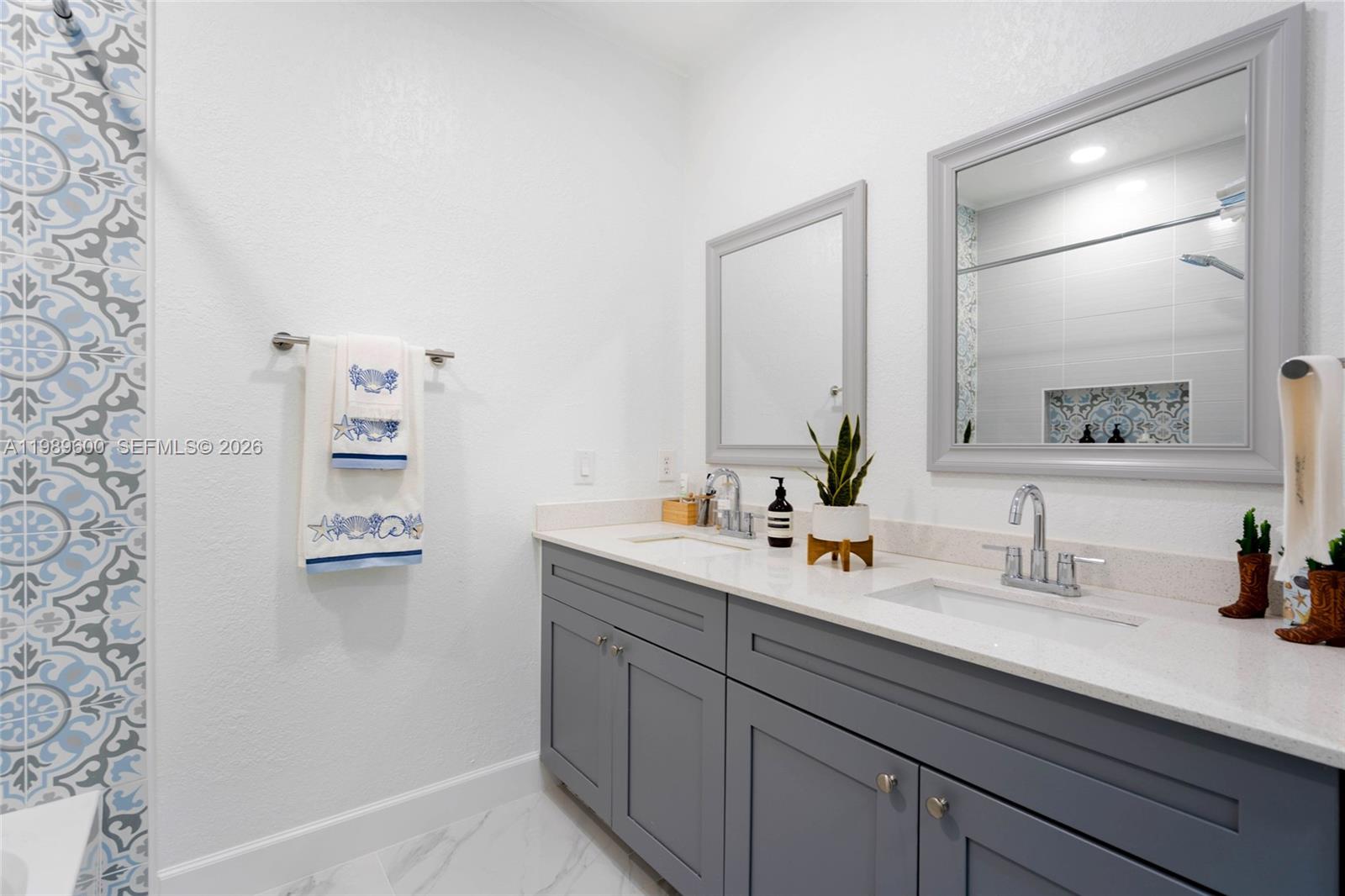 FLORIDIAN BAY ESTATES - Residential