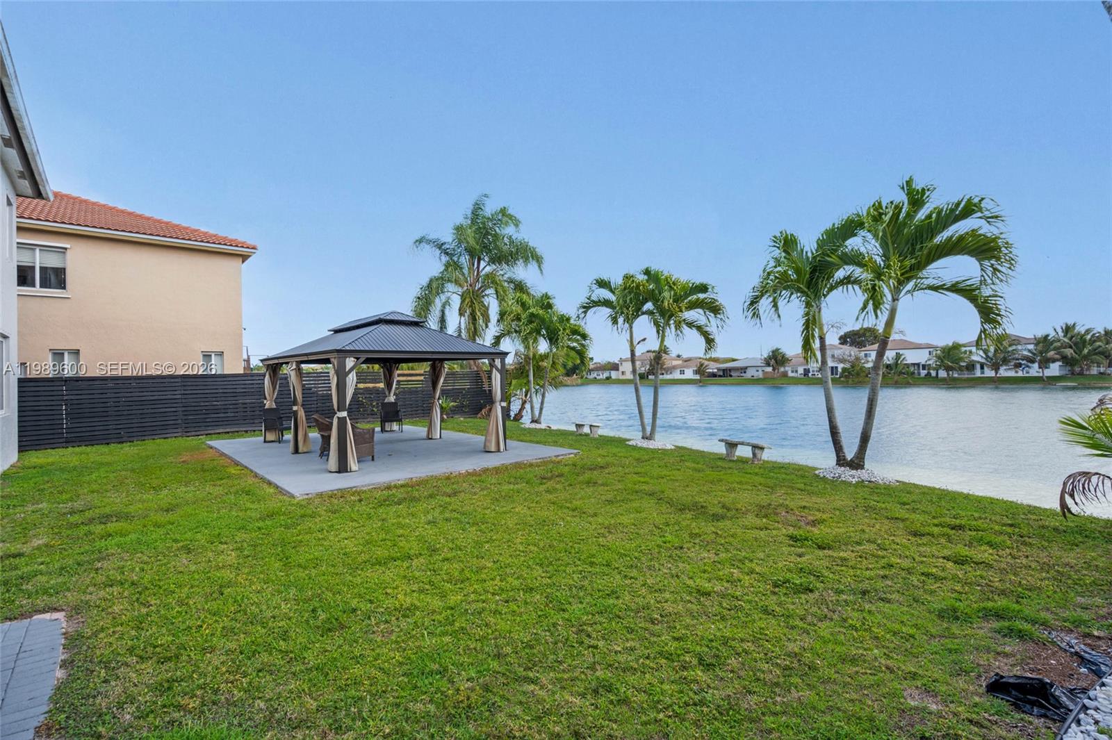 FLORIDIAN BAY ESTATES - Residential