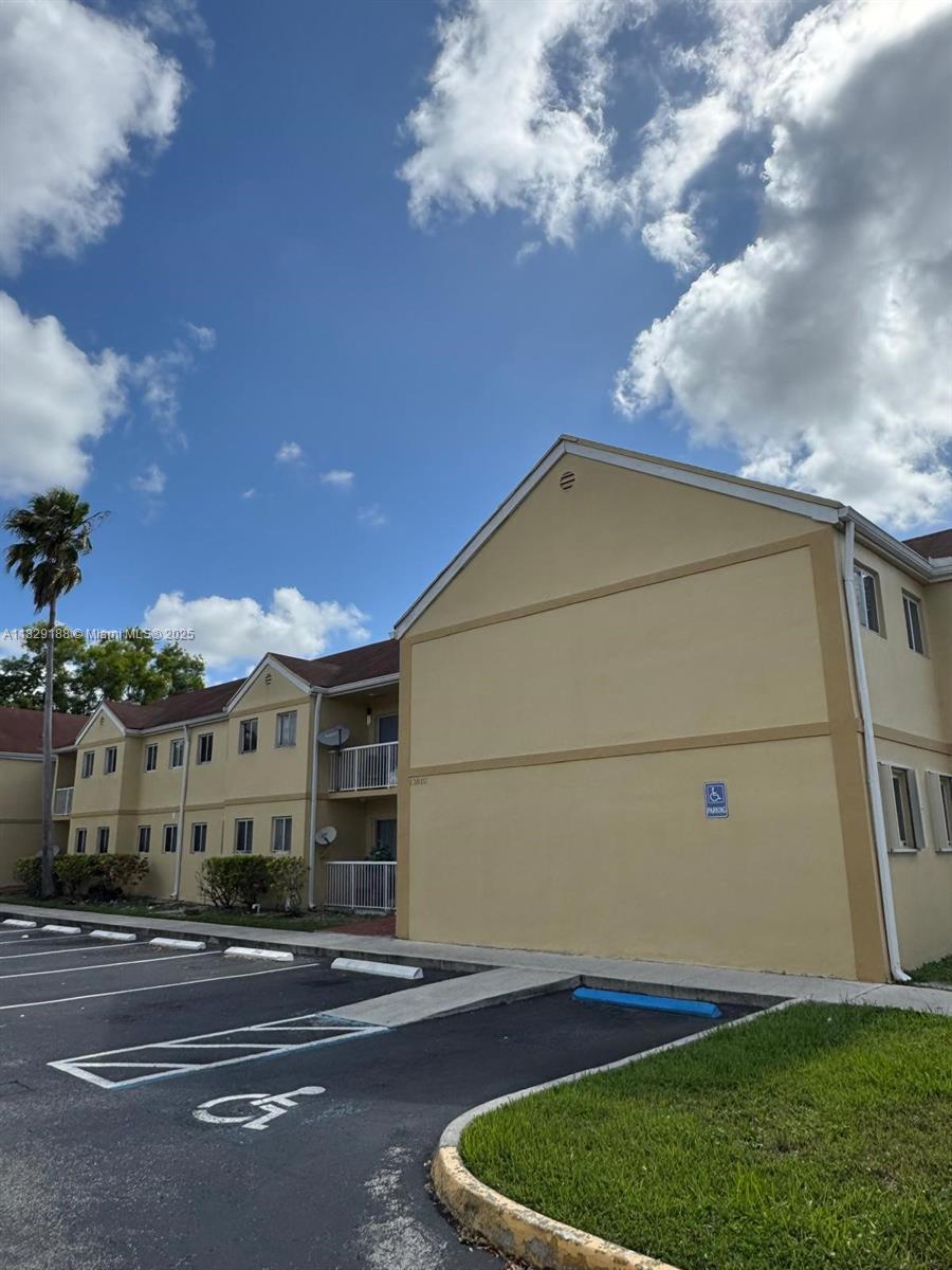 Remodeled 1-bedroom, 1-bath unit featuring updated kitchen, bathroom, and flooring. Bright and cozy with great natural light. Includes in-unit washer and dryer. Conveniently located near London Square and a variety of shopping and dining options. Available immediately.