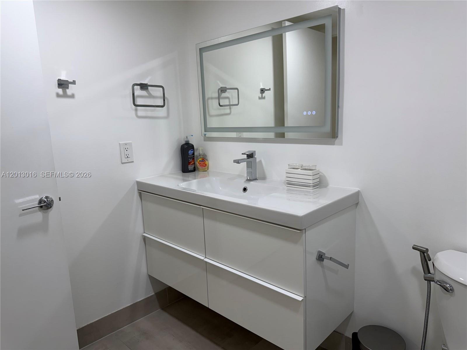 BLDG 130 OF COUNTRY CLUB - Residential Lease