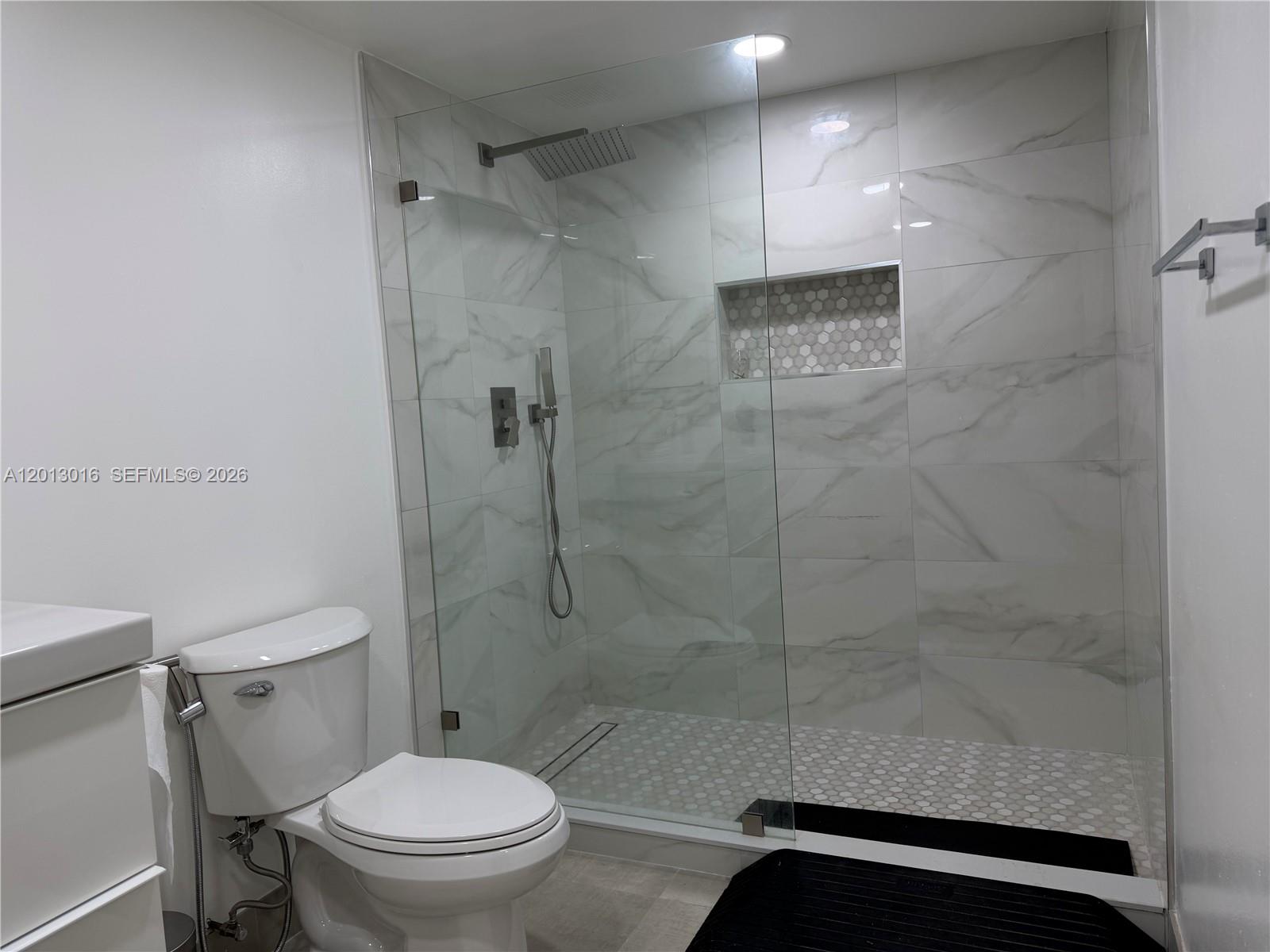 BLDG 130 OF COUNTRY CLUB - Residential Lease