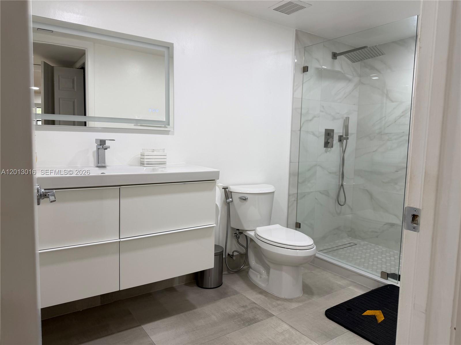 BLDG 130 OF COUNTRY CLUB - Residential Lease