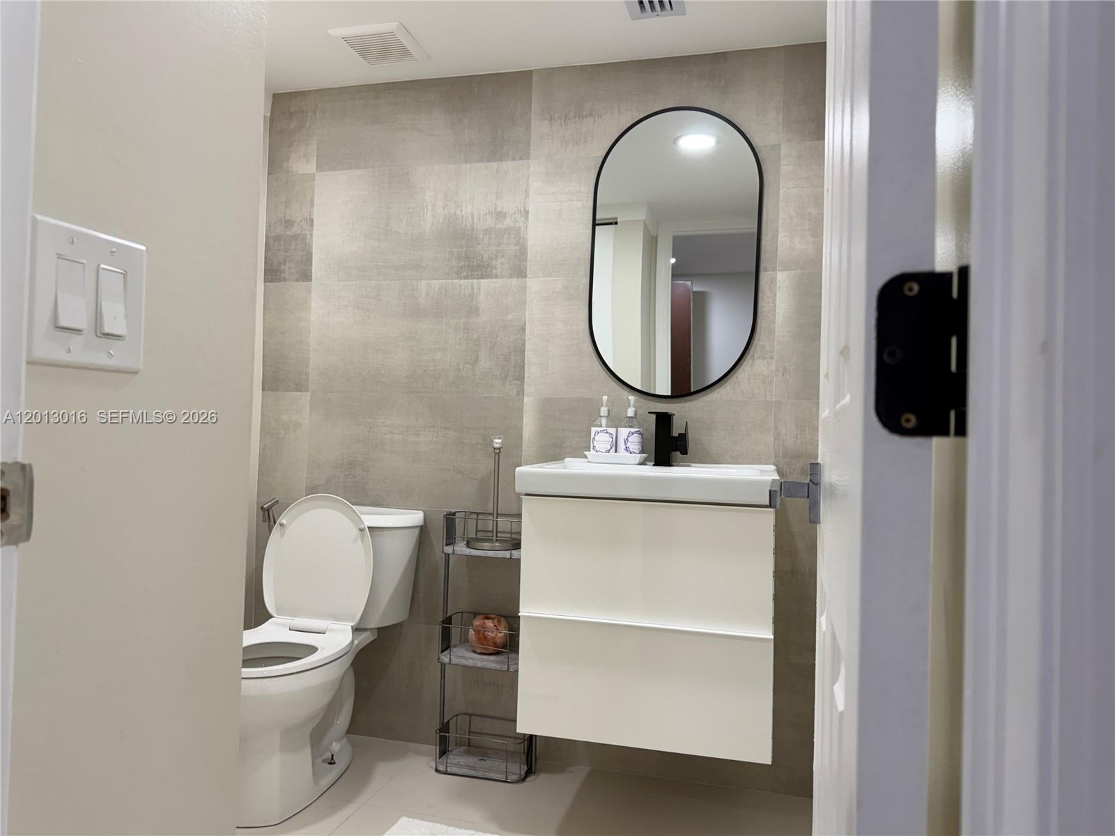 BLDG 130 OF COUNTRY CLUB - Residential Lease