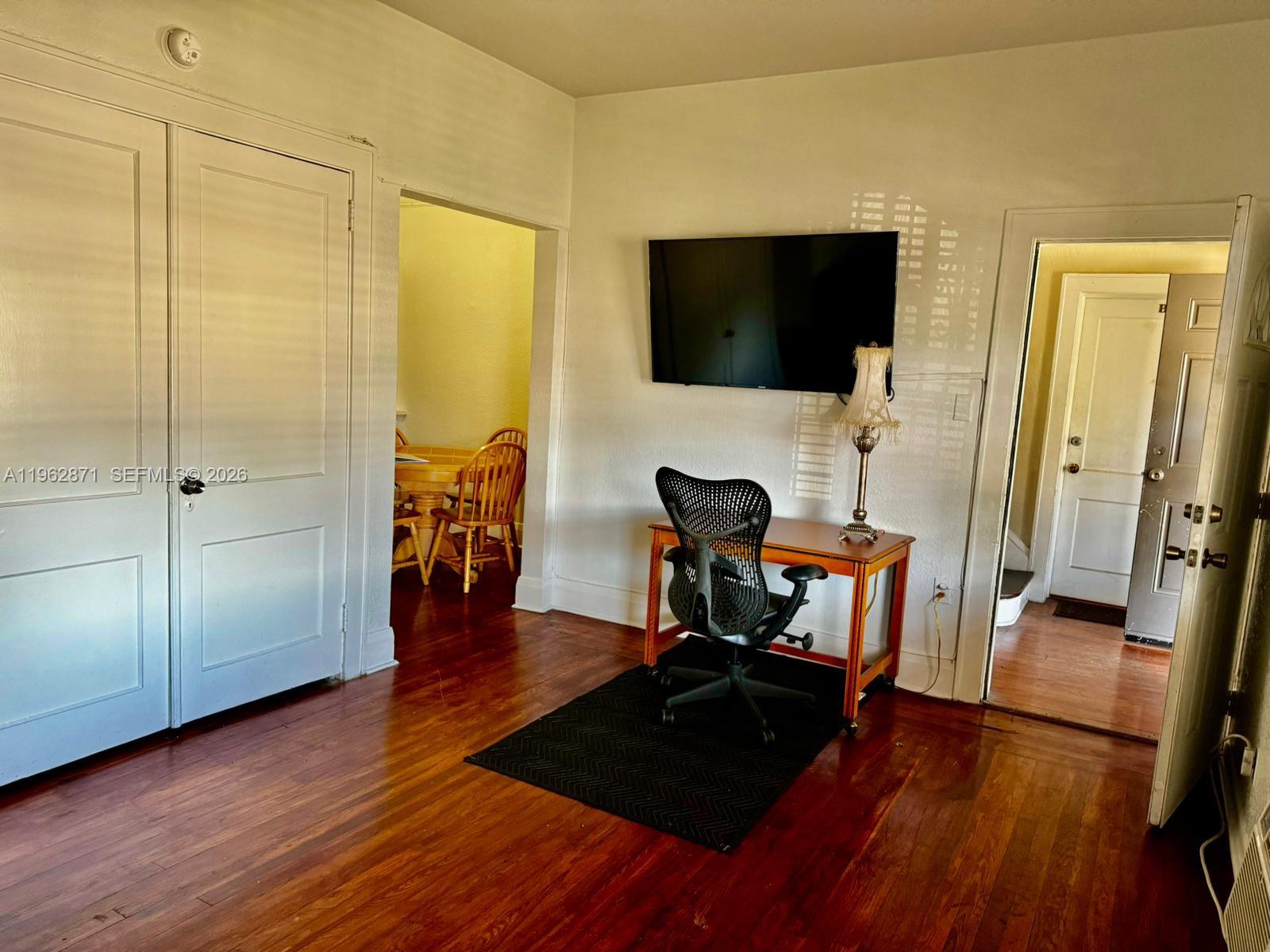 HOLLYWOOD - Residential Lease