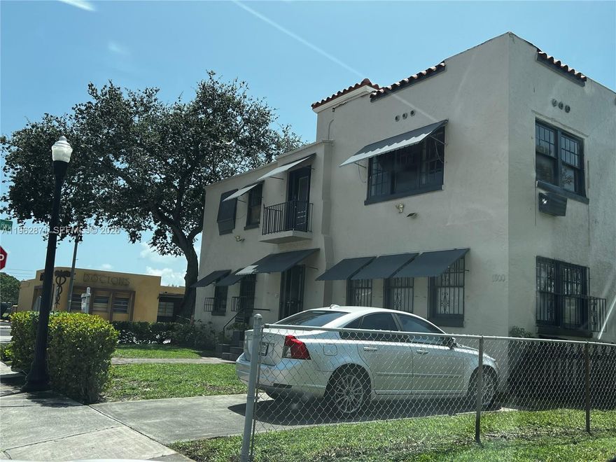 1 bedroom / 1 bath with wood floors. Spacious light and bright living room with a lot of natural lighting ready to move in! 3 min drive to Downtown and 5 min drive to the beach! Excellent location! No Pets. Water Included.
