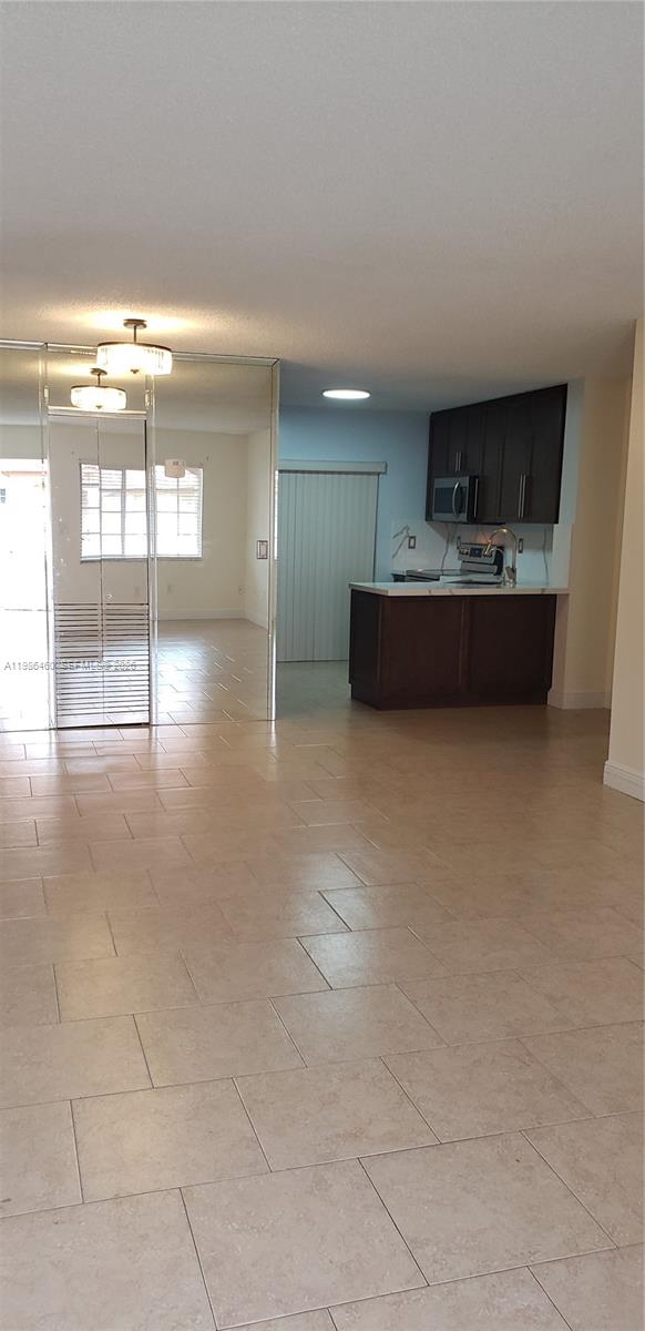 WEST PALM VILLAS III COND - Residential