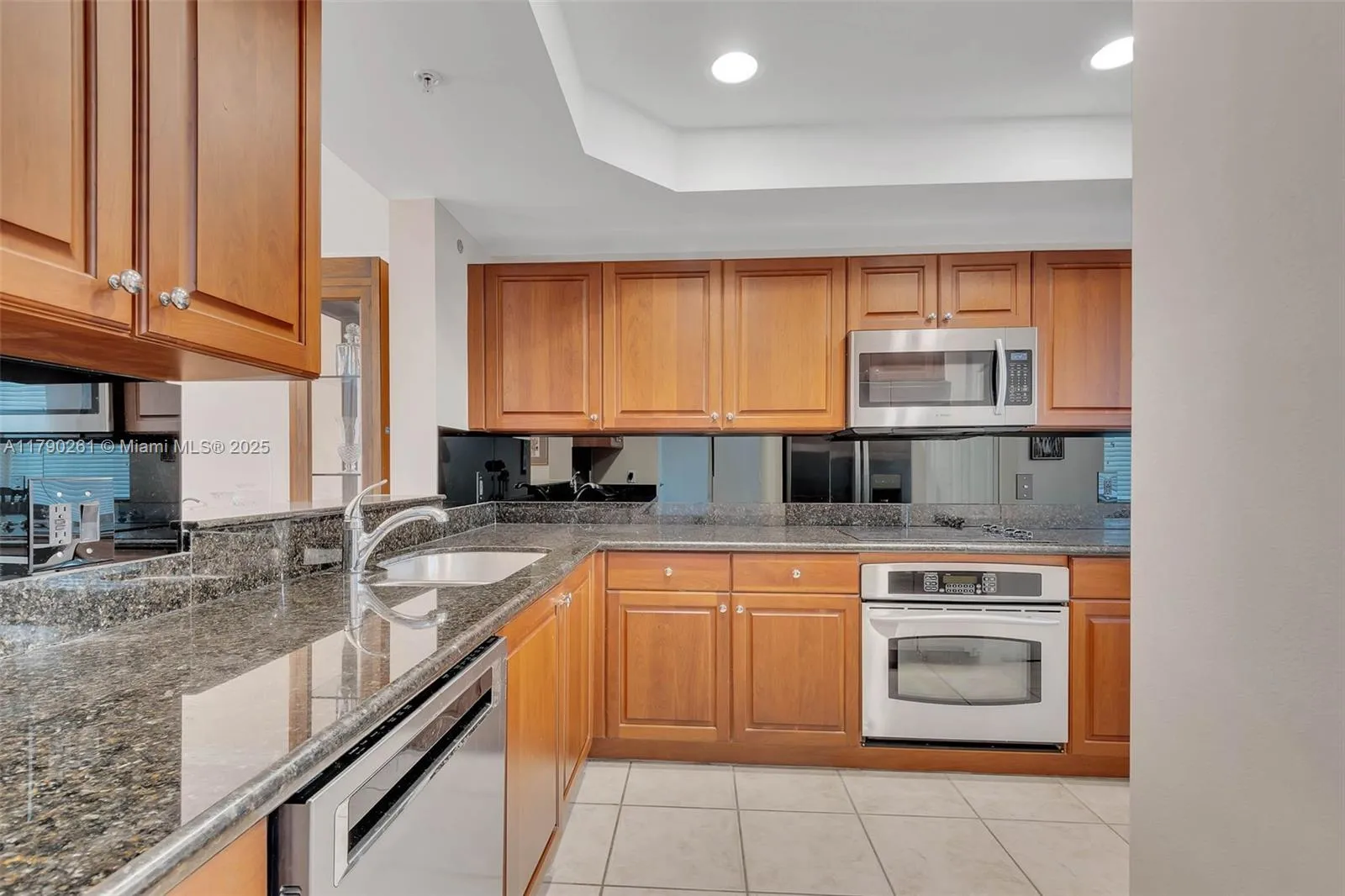 Pinecrest, Florida 33156, United States, 3 Bedrooms Bedrooms, ,3 BathroomsBathrooms,Residential,Pending,115283