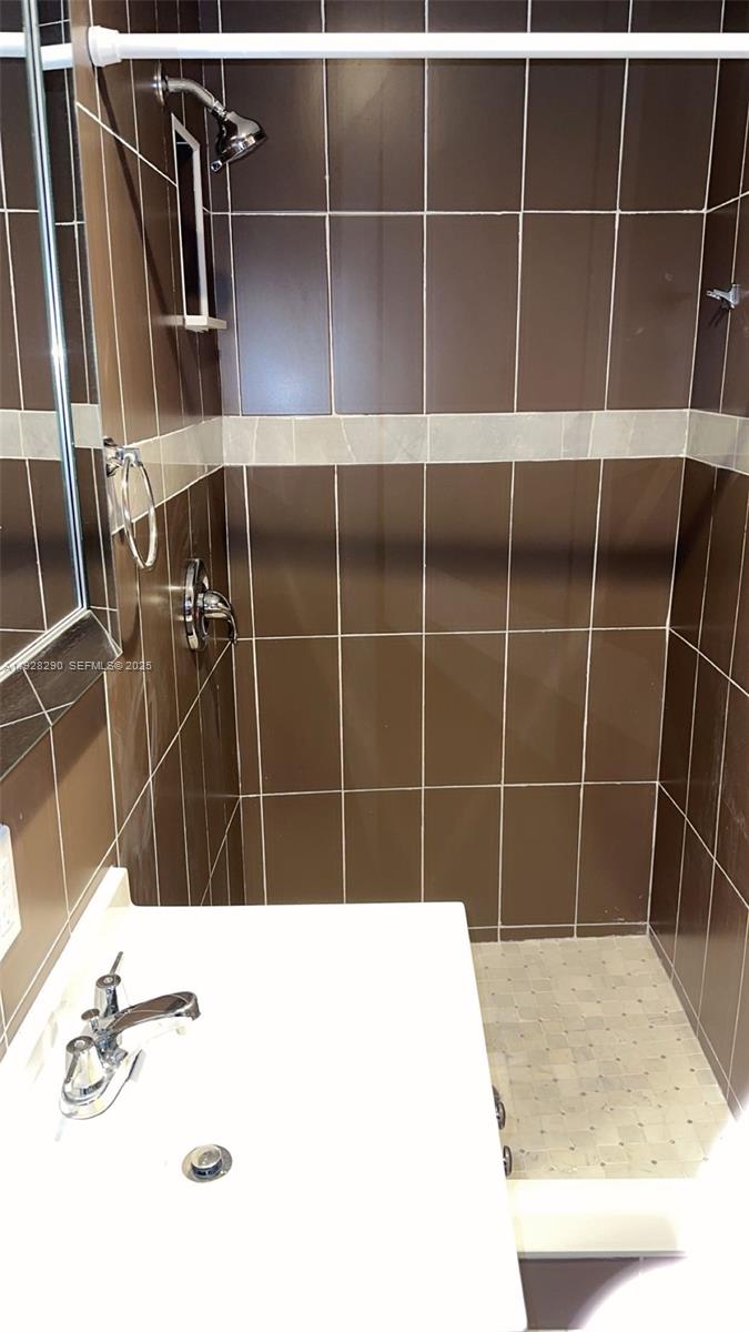 SUNSHINE PARK ESTATES - Residential Lease