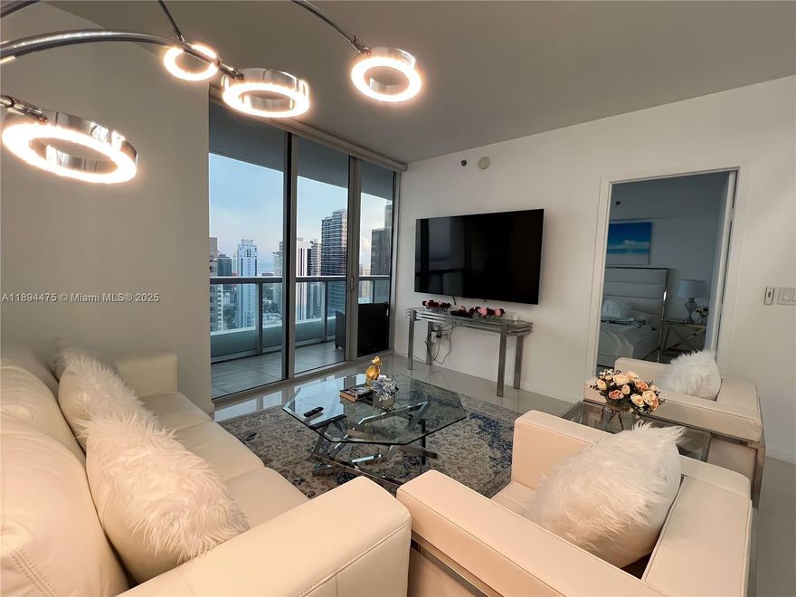 SPACIOUS WATERFRONT VIEW + BEAUTIFUL SKYLINE! get the best of both world with this unit. SHORT TERM FRIENDLY (airbnb allowed). BEST 1 bedroom line in the building -09
Access to the best amenities in brickell, the famous icon spa! easy to show!