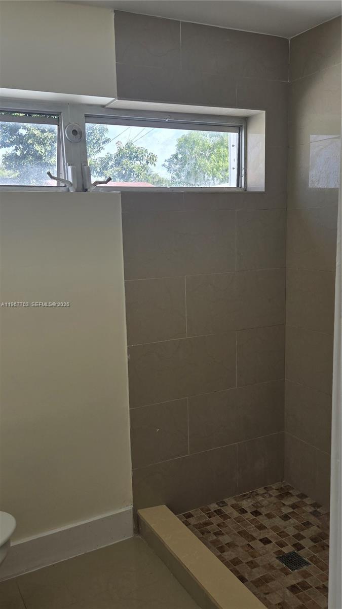 SO MIAMI HEIGHTS ADDN E - Residential Lease