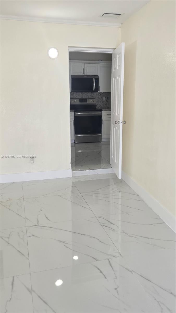 SO MIAMI HEIGHTS ADDN E - Residential Lease