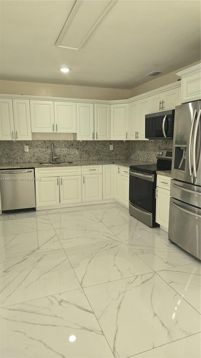 SO MIAMI HEIGHTS ADDN E - Residential Lease