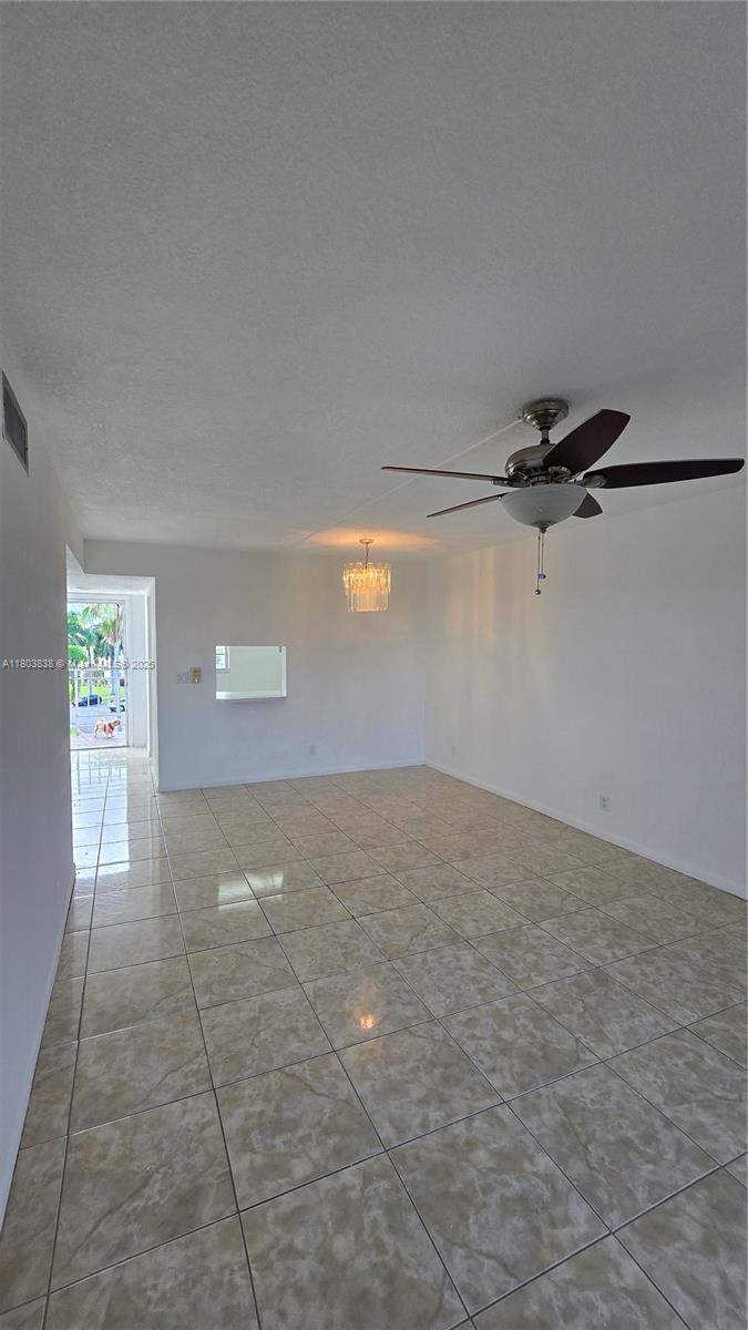 VILLAGE ROYALE GREENVIEW - Residential