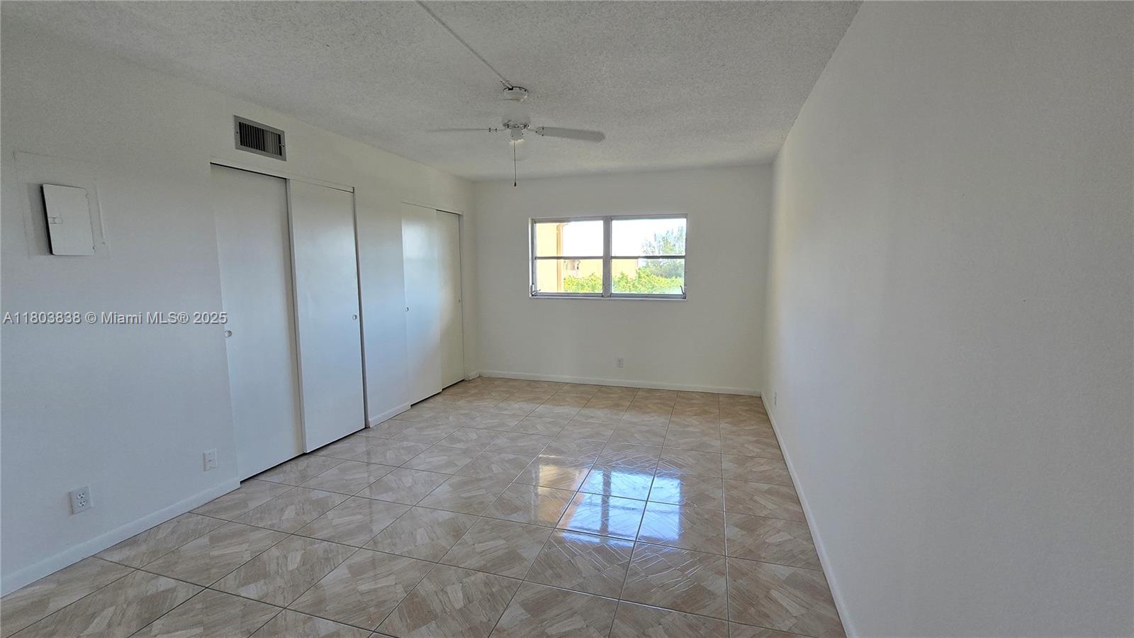 VILLAGE ROYALE GREENVIEW - Residential