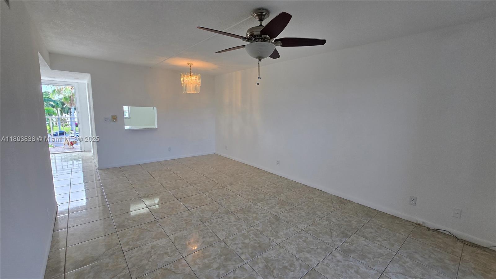 VILLAGE ROYALE GREENVIEW - Residential