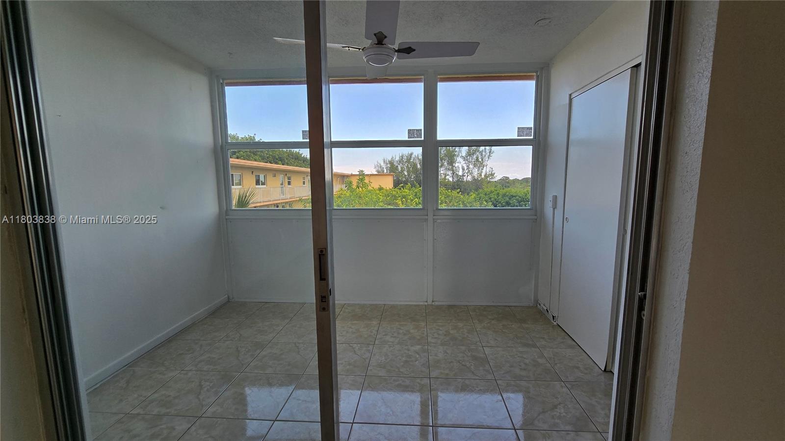 VILLAGE ROYALE GREENVIEW - Residential