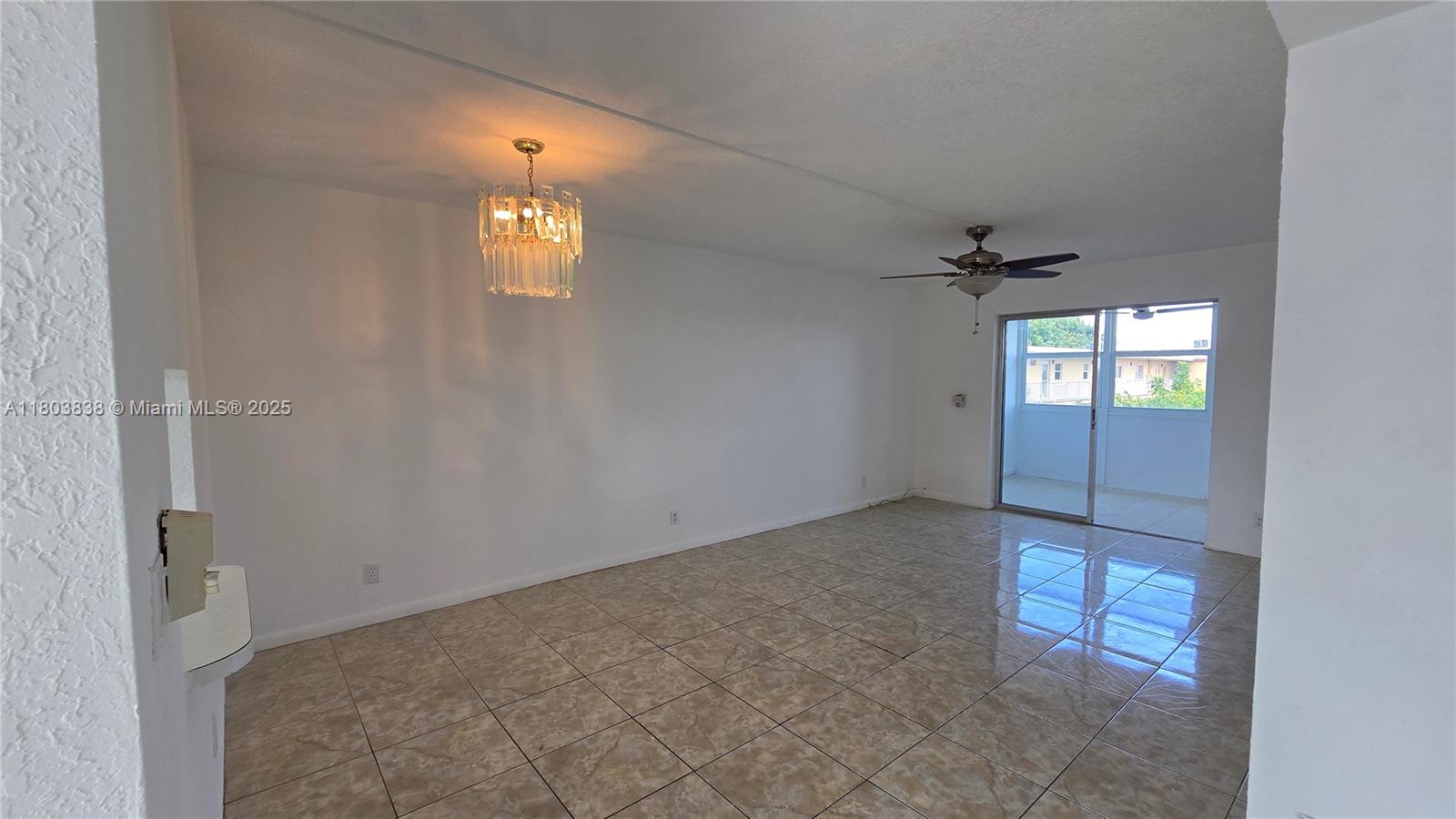 VILLAGE ROYALE GREENVIEW - Residential