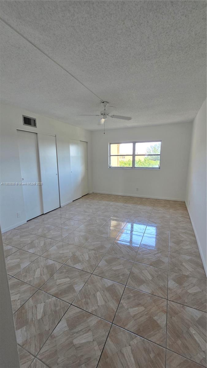 VILLAGE ROYALE GREENVIEW - Residential
