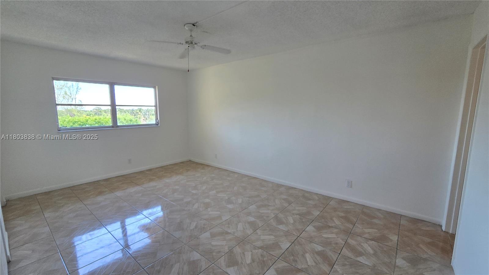 VILLAGE ROYALE GREENVIEW - Residential
