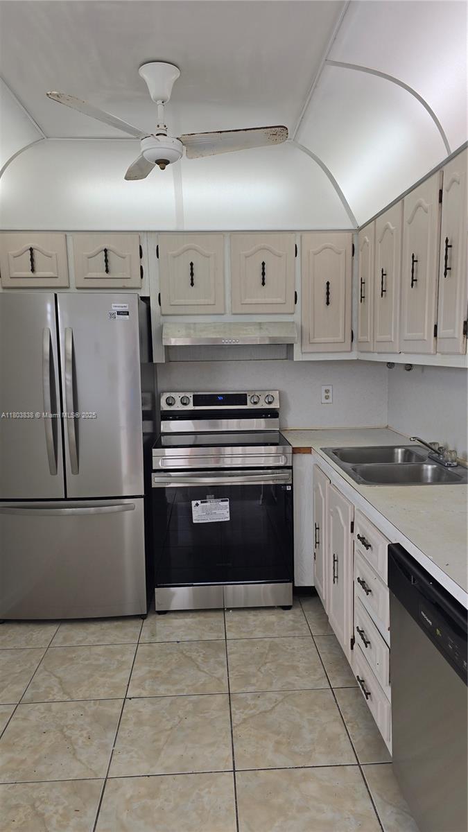 VILLAGE ROYALE GREENVIEW - Residential