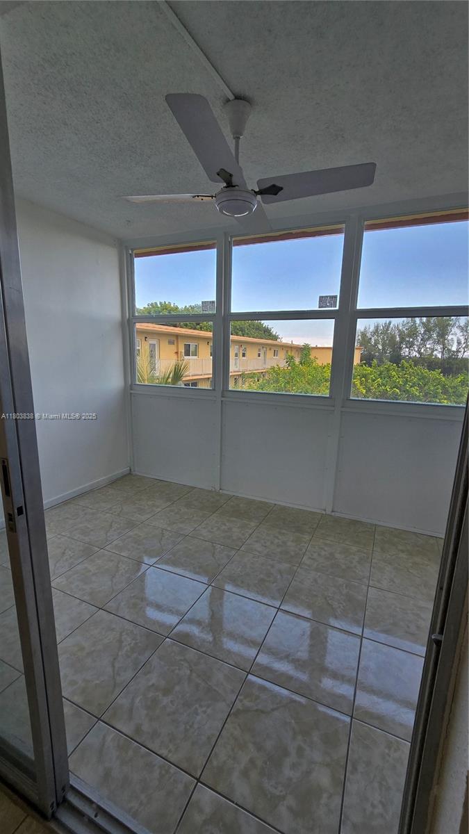 VILLAGE ROYALE GREENVIEW - Residential