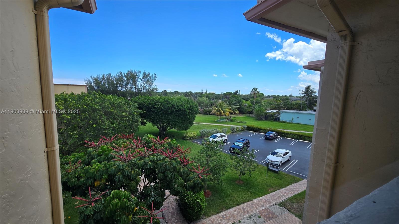 VILLAGE ROYALE GREENVIEW - Residential