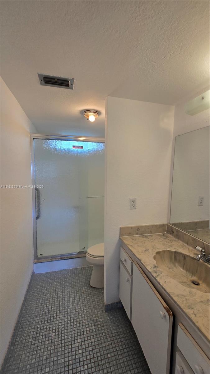 VILLAGE ROYALE GREENVIEW - Residential