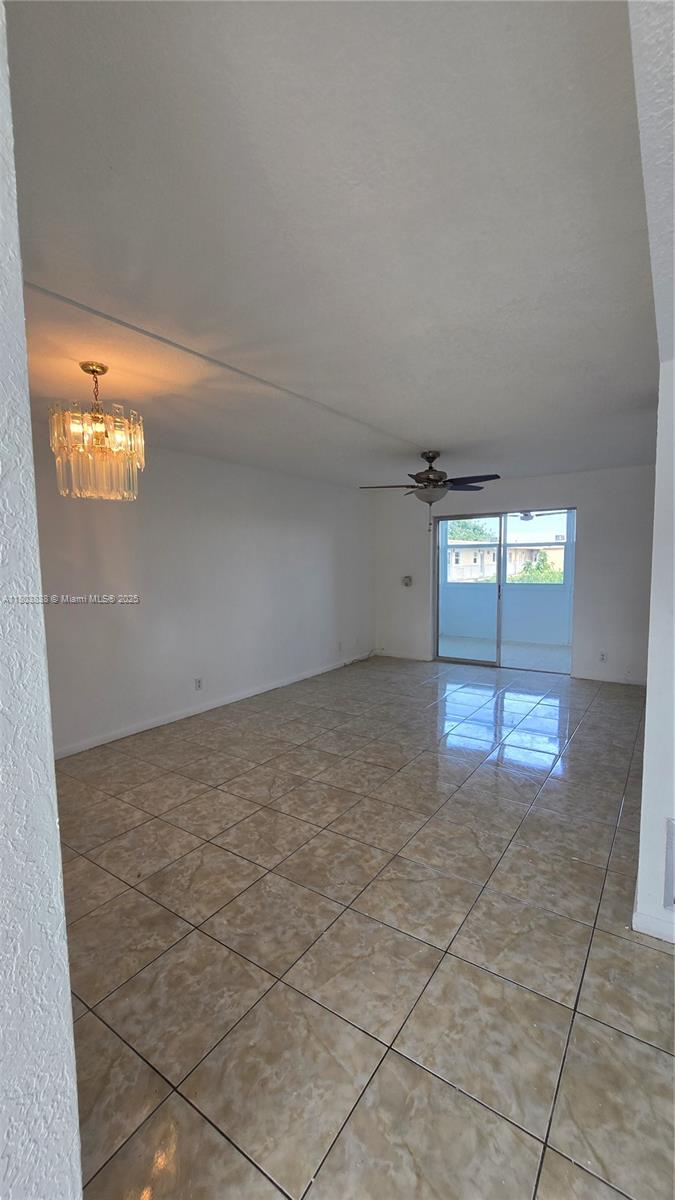 VILLAGE ROYALE GREENVIEW - Residential