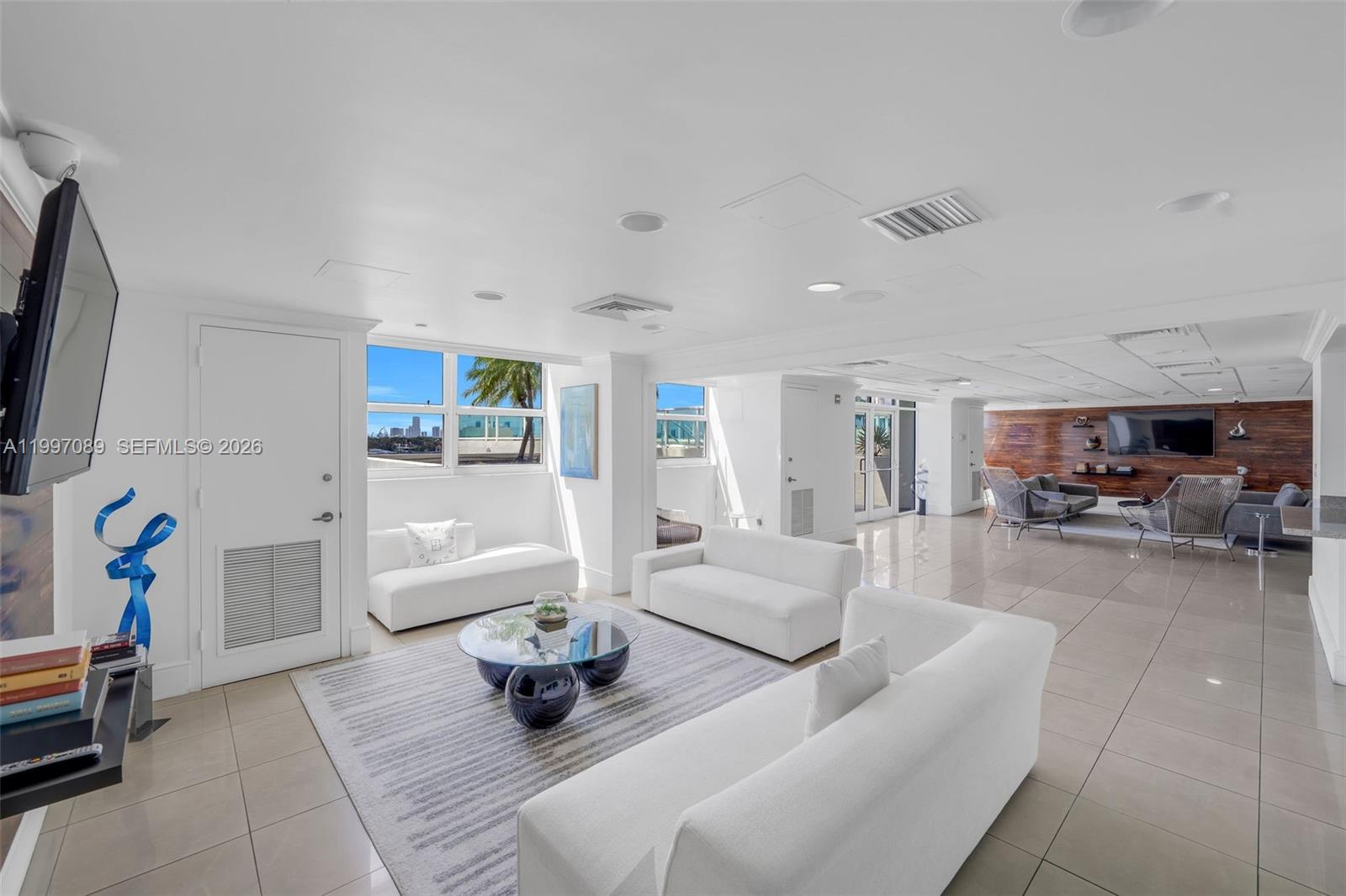 THE FLORIDIAN CONDO - Residential Lease