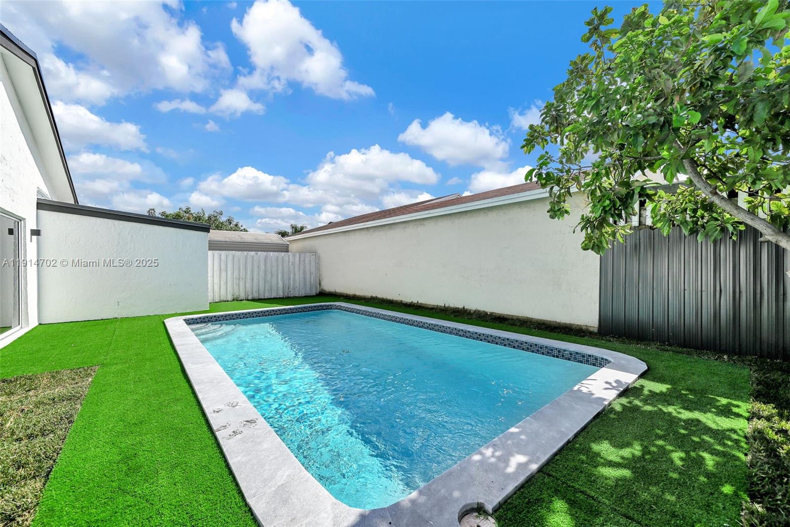 SOUTH MIAMI LAKES - Residential
