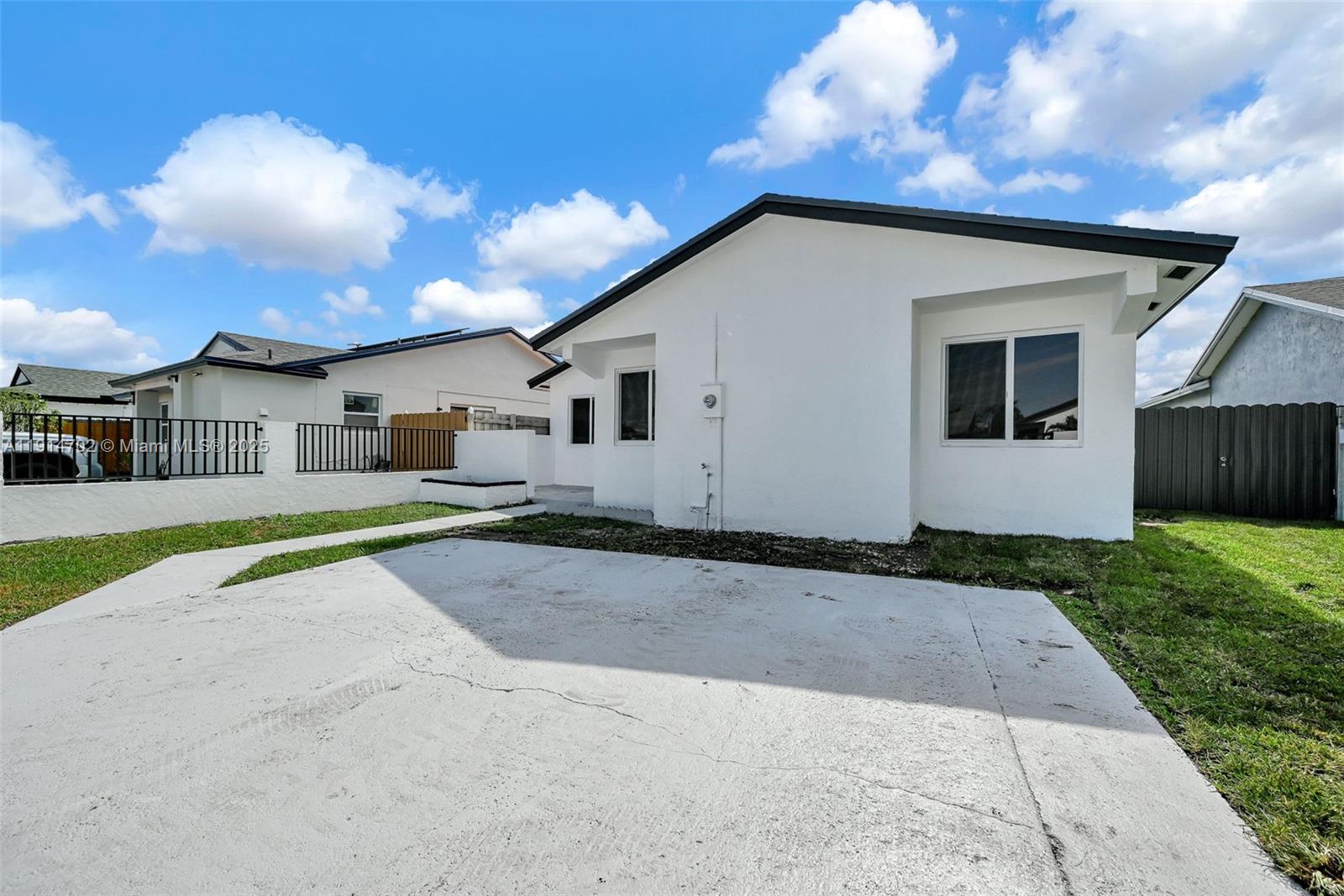 SOUTH MIAMI LAKES - Residential