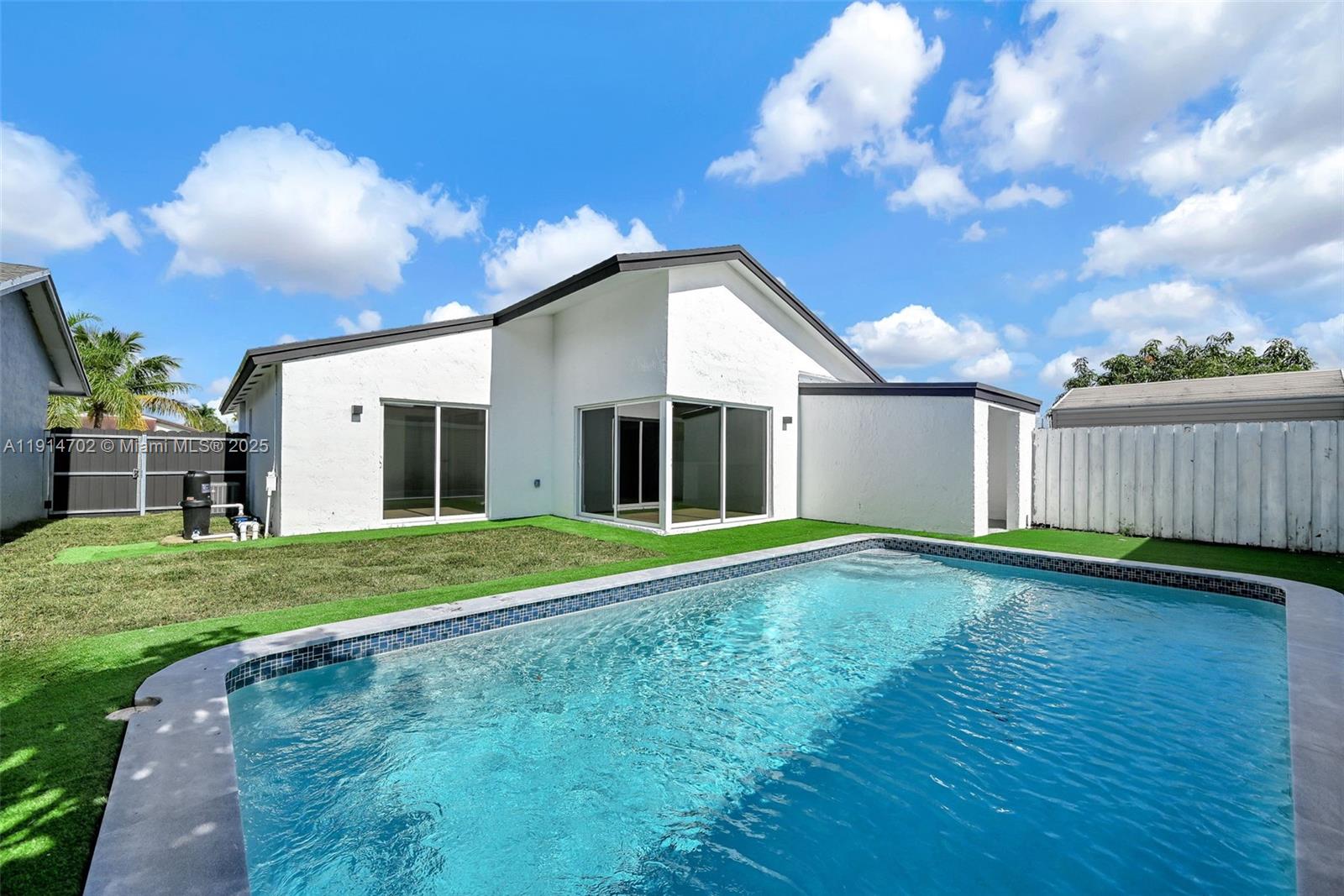 SOUTH MIAMI LAKES - Residential