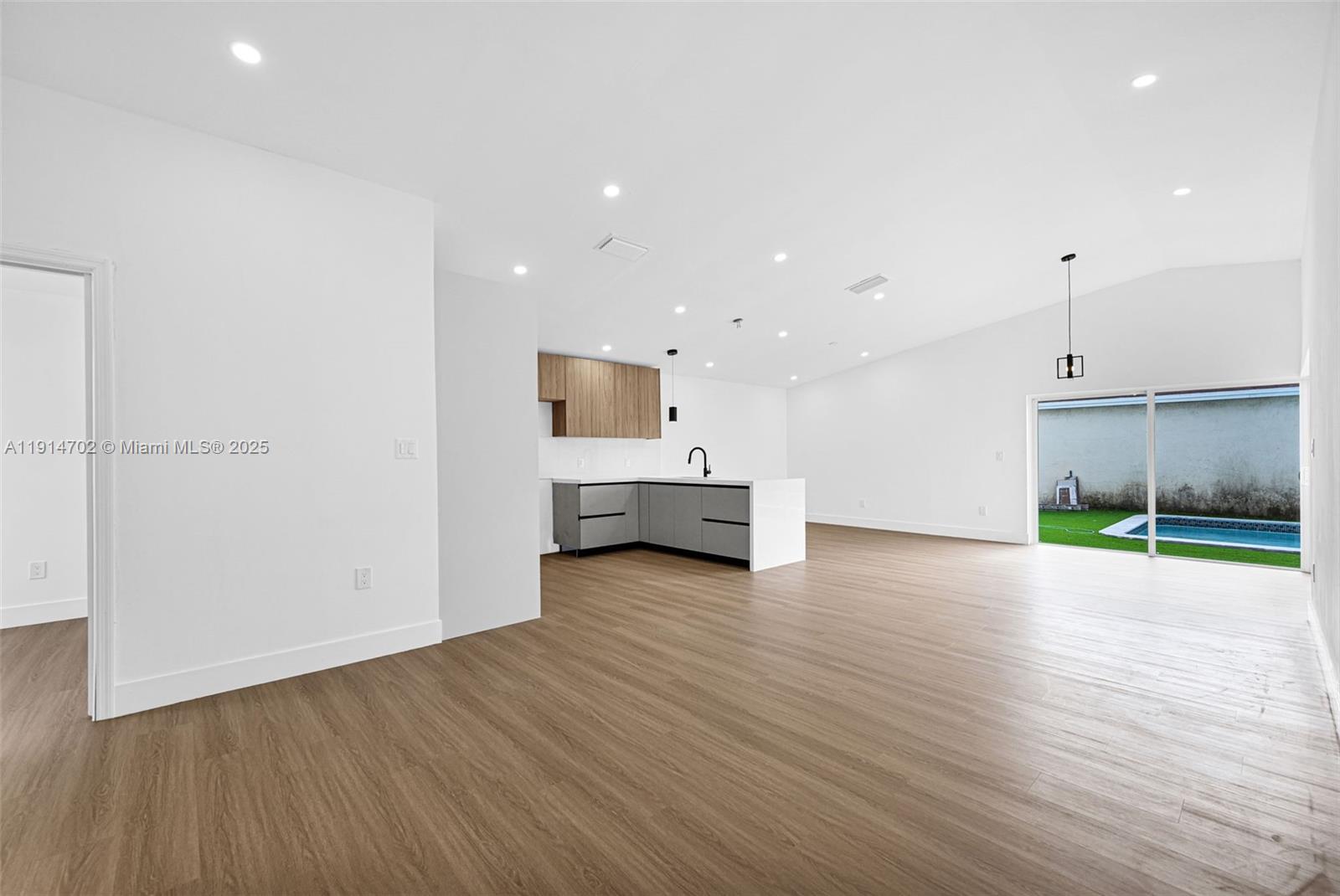 SOUTH MIAMI LAKES - Residential