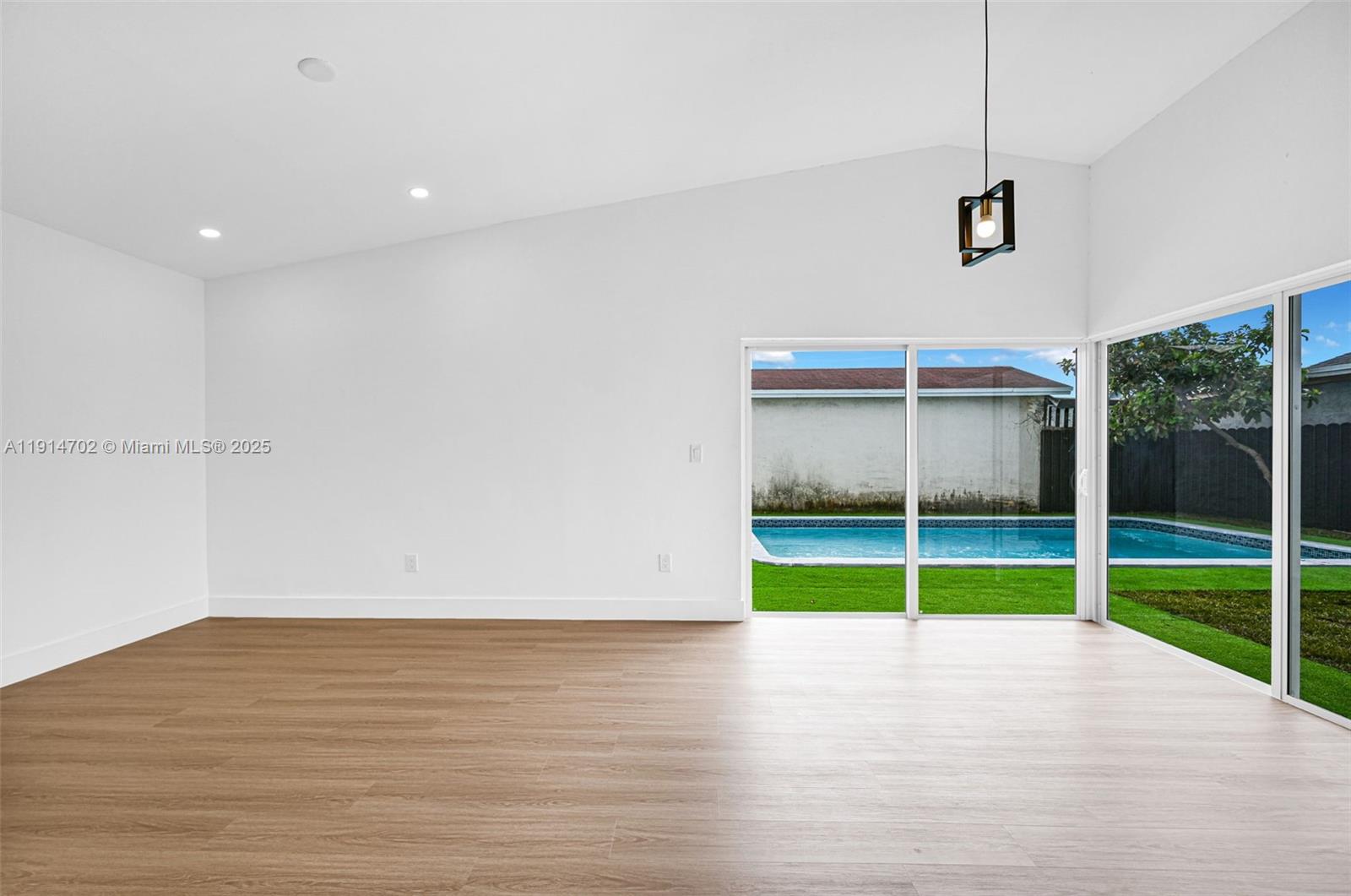 SOUTH MIAMI LAKES - Residential