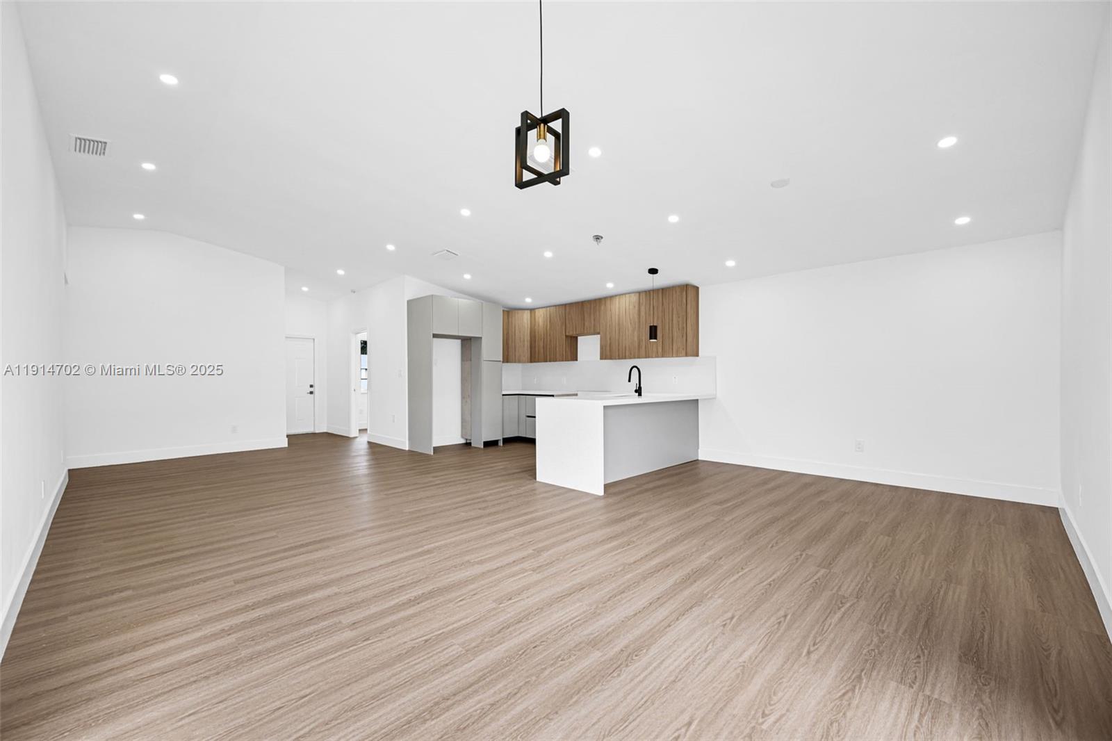 SOUTH MIAMI LAKES - Residential