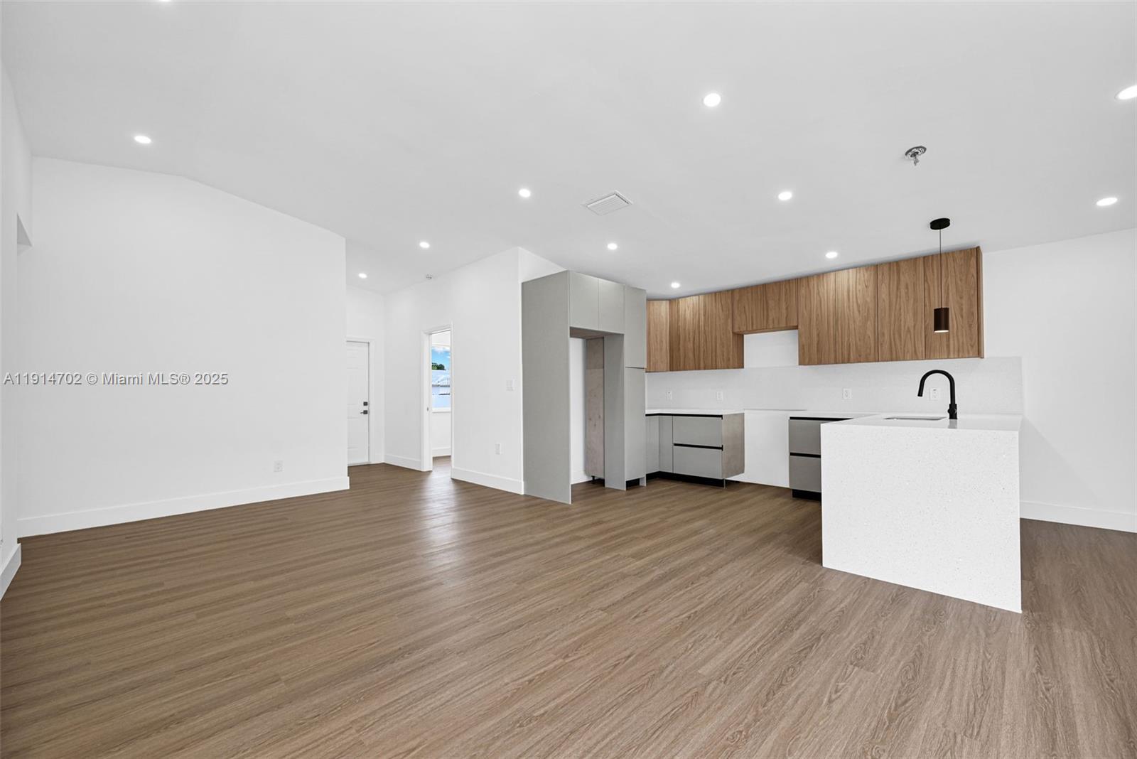 SOUTH MIAMI LAKES - Residential